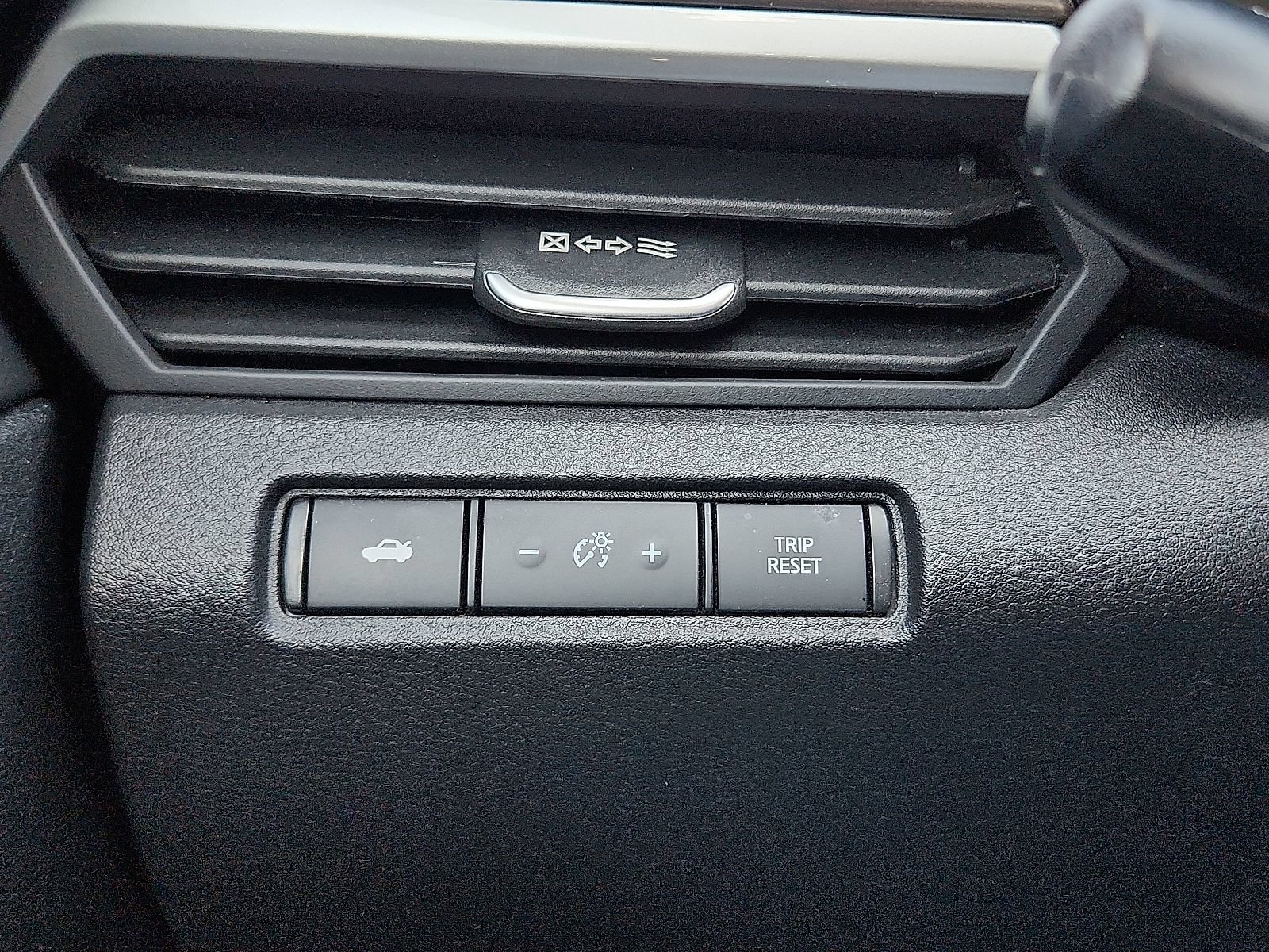 Used 2025 Nissan Altima 2.5 SV FWD image 14