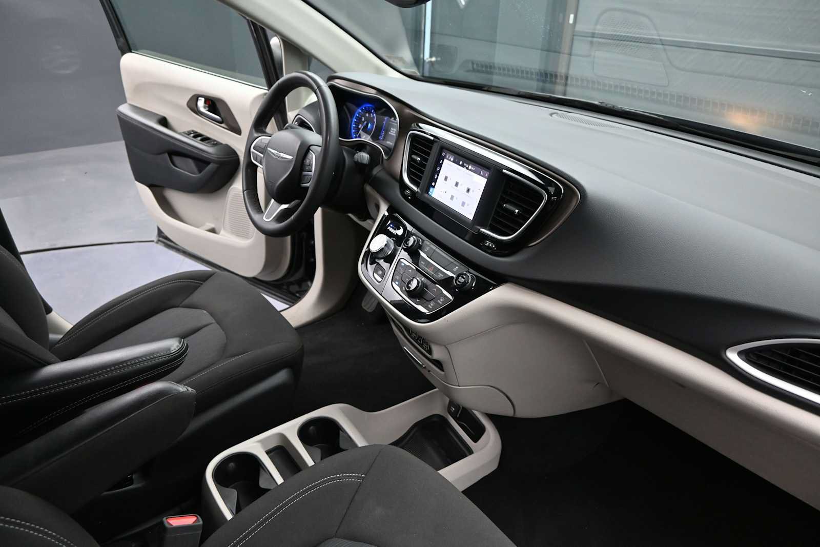 Used 2023 Chrysler Voyager LX FWD image 30