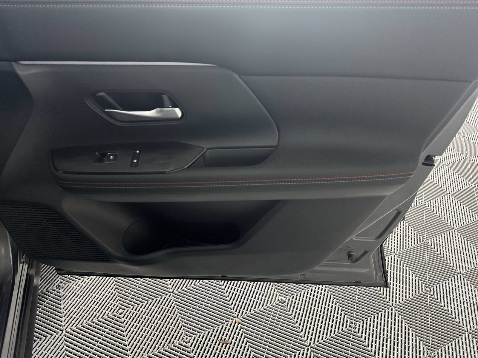 Certified 2025 Nissan Kicks SR FWD image 32