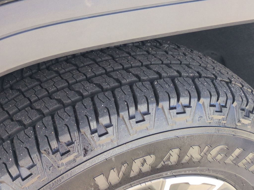Used 2025 GMC Sierra 1500 SLT AWD/4WD image 12