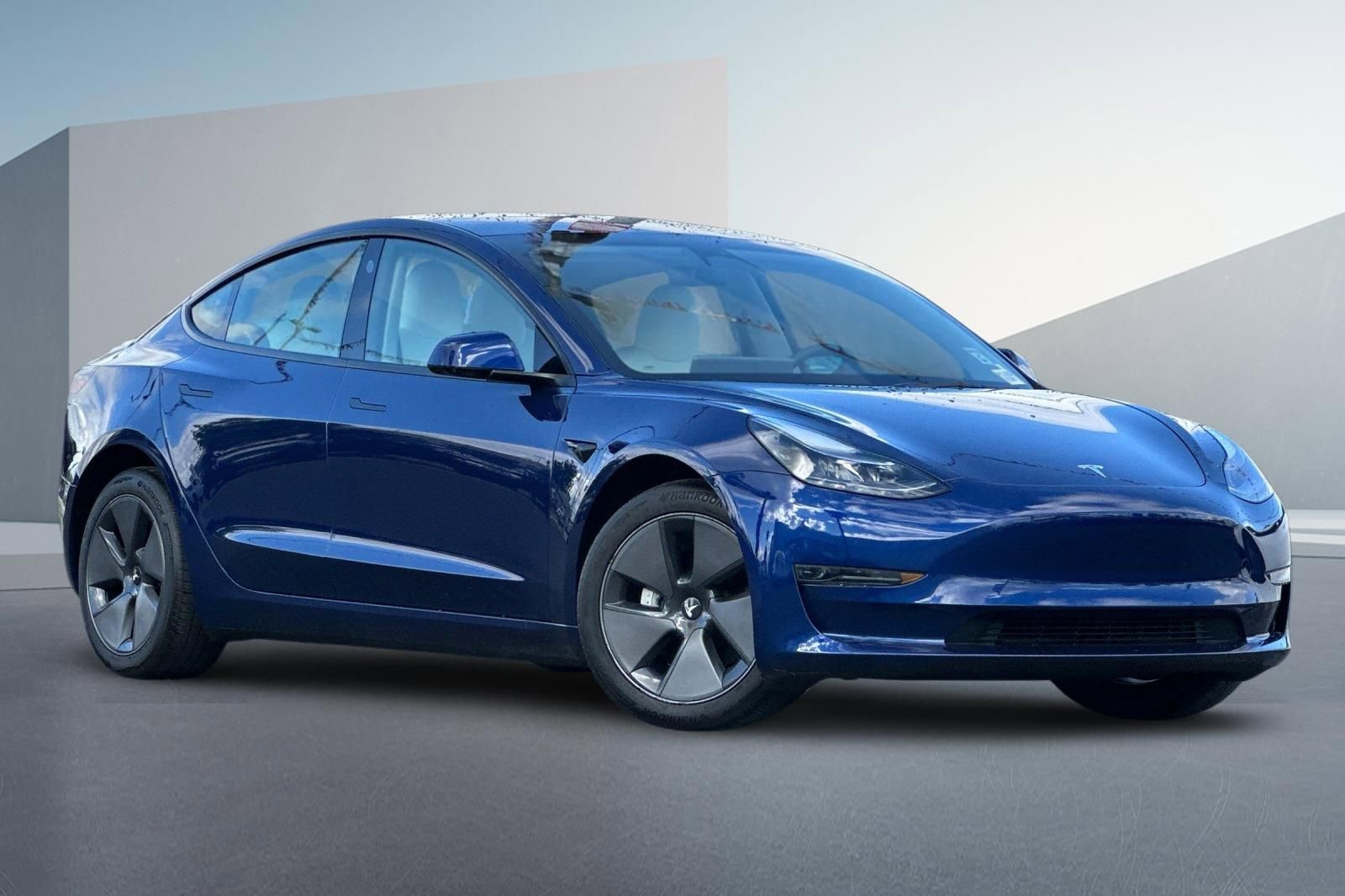 Used 2023 Tesla Model 3 Standard Range image 2