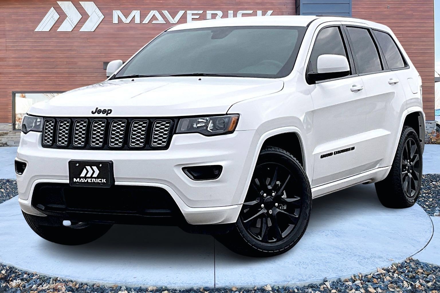 Used 2022 Jeep Grand Cherokee Laredo X image 3