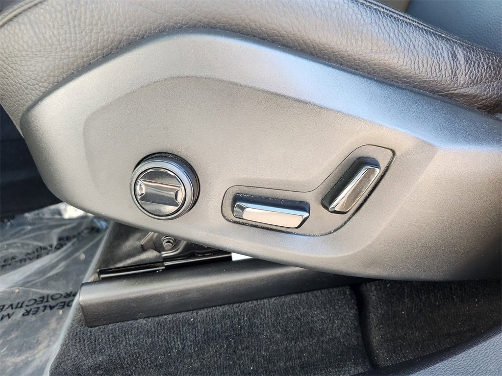 Used 2023 Volvo XC60 T8 Plus image 7