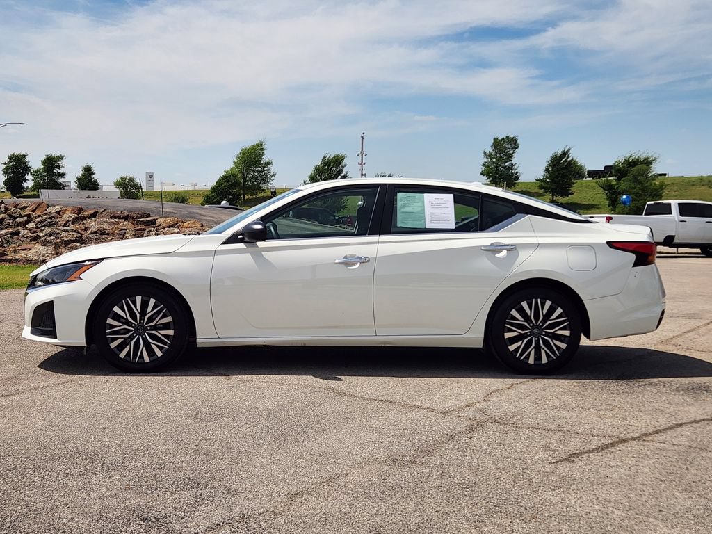 Used 2025 Nissan Altima 2.5 SV FWD image 4