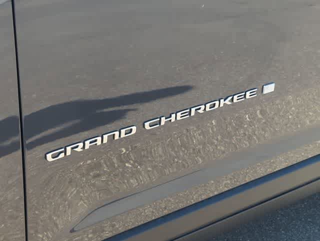 Used 2025 Jeep Grand Cherokee Laredo AWD/4WD image 13
