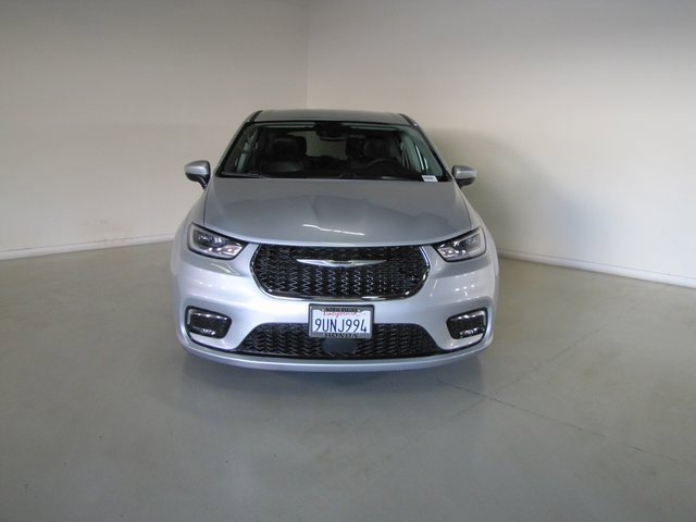 Used 2023 Chrysler Pacifica Touring-L image 2