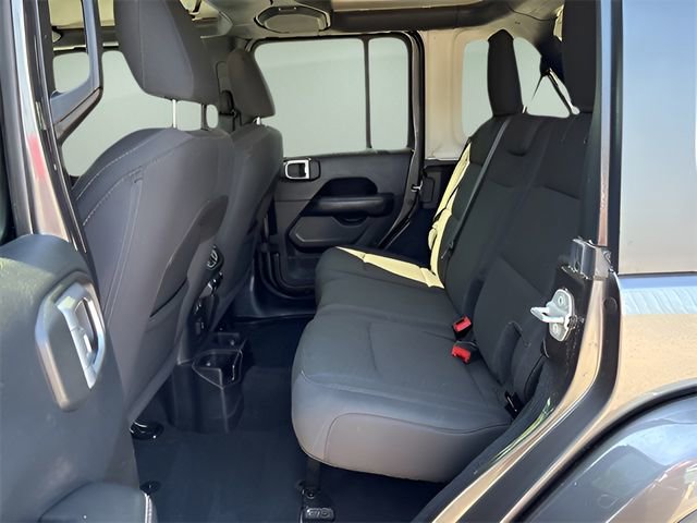 Used 2019 Jeep Wrangler Unlimited Sahara w/ Cold Weather Group AWD/4WD image 16