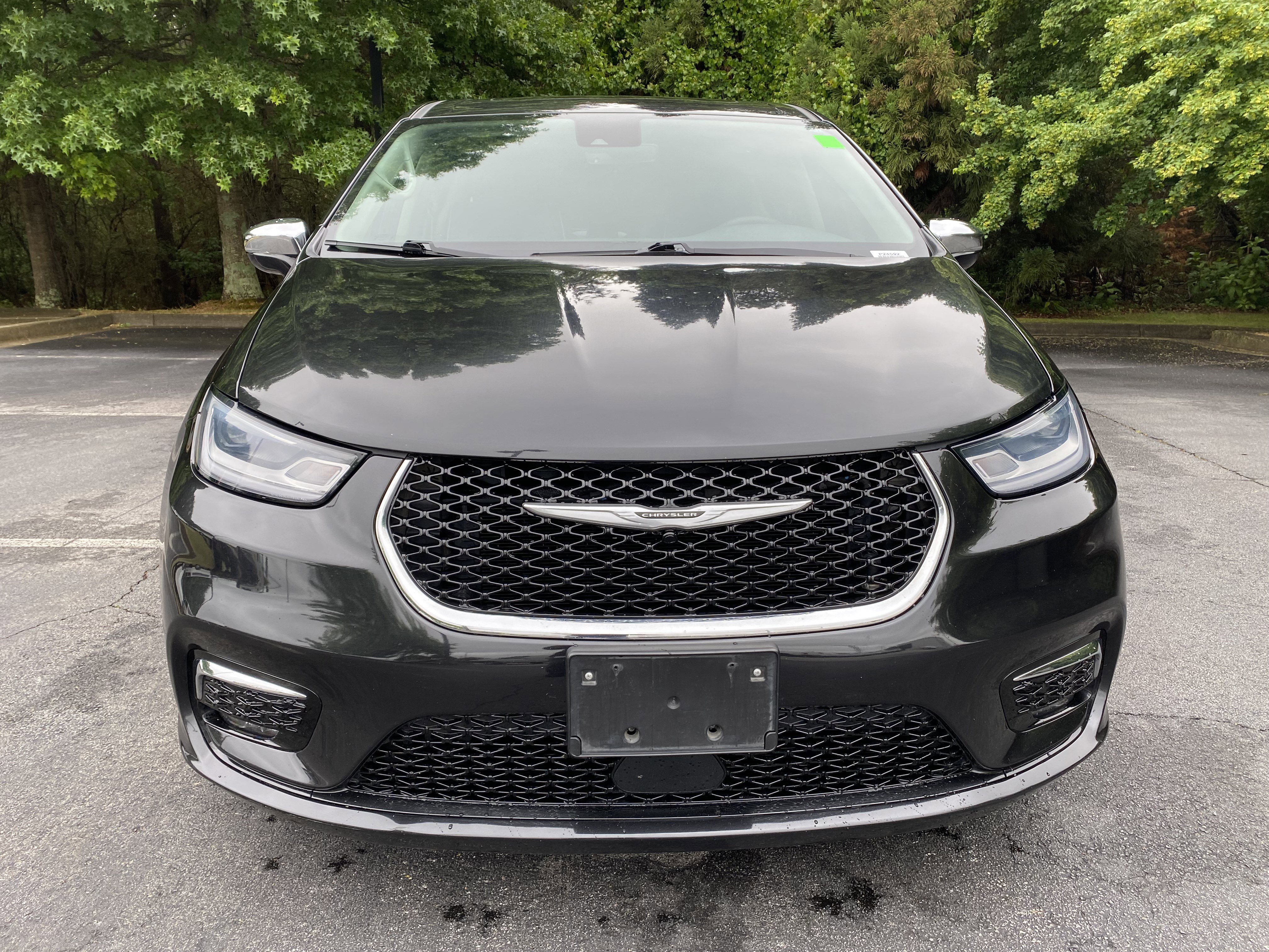 Used 2023 Chrysler Pacifica Limited FWD image 3