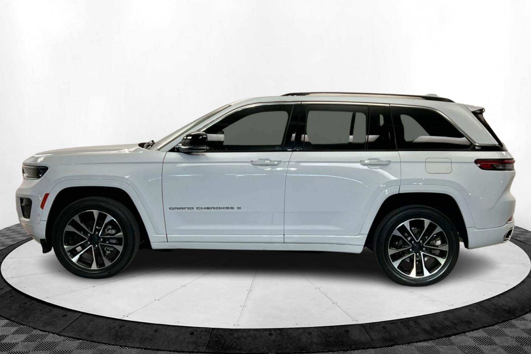 Certified 2022 Jeep Grand Cherokee Overland image 2