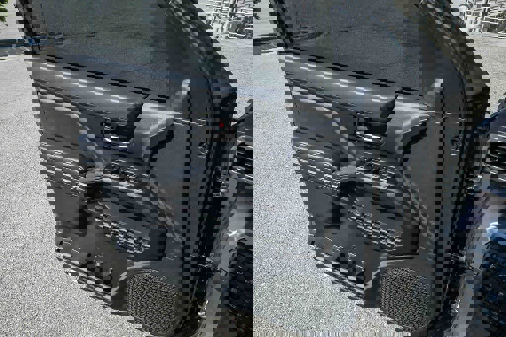 Used 2025 Toyota Tacoma TRD Sport w/ TRD Sport Upgrade Package image 33