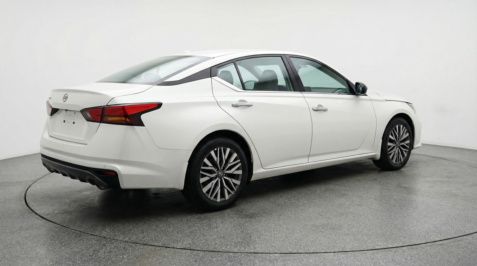 Used 2025 Nissan Altima 2.5 SV FWD image 9