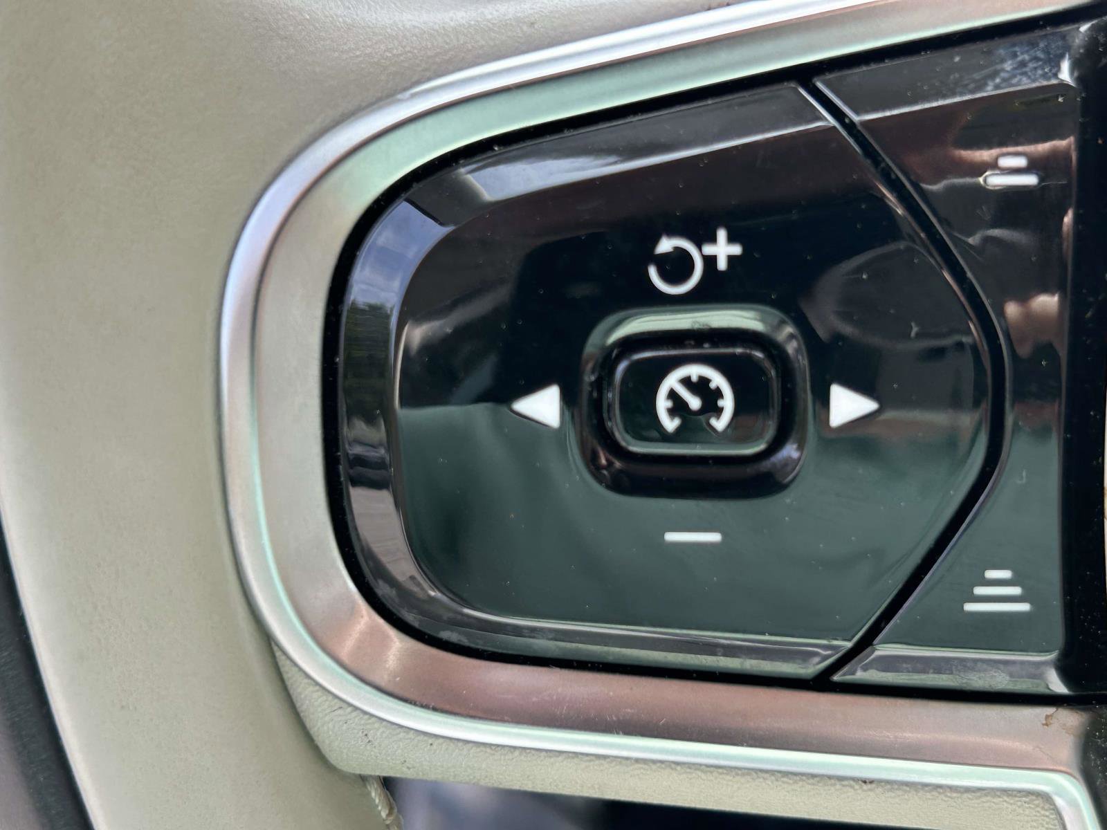 Certified 2023 Volvo XC60 B6 Ultimate w/ Protection Package Premier image 23