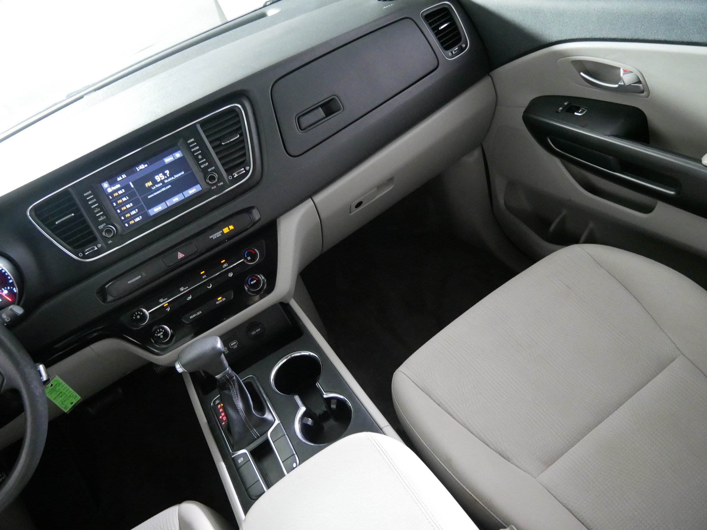 Used 2019 Kia Sedona LX FWD image 11