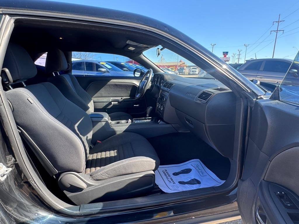 Used 2014 Dodge Challenger SXT image 12