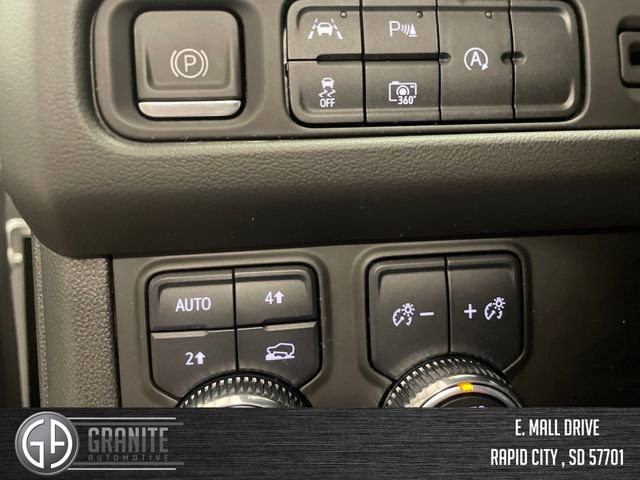 Used 2023 GMC Yukon SLT w/ SLT Luxury Package image 19