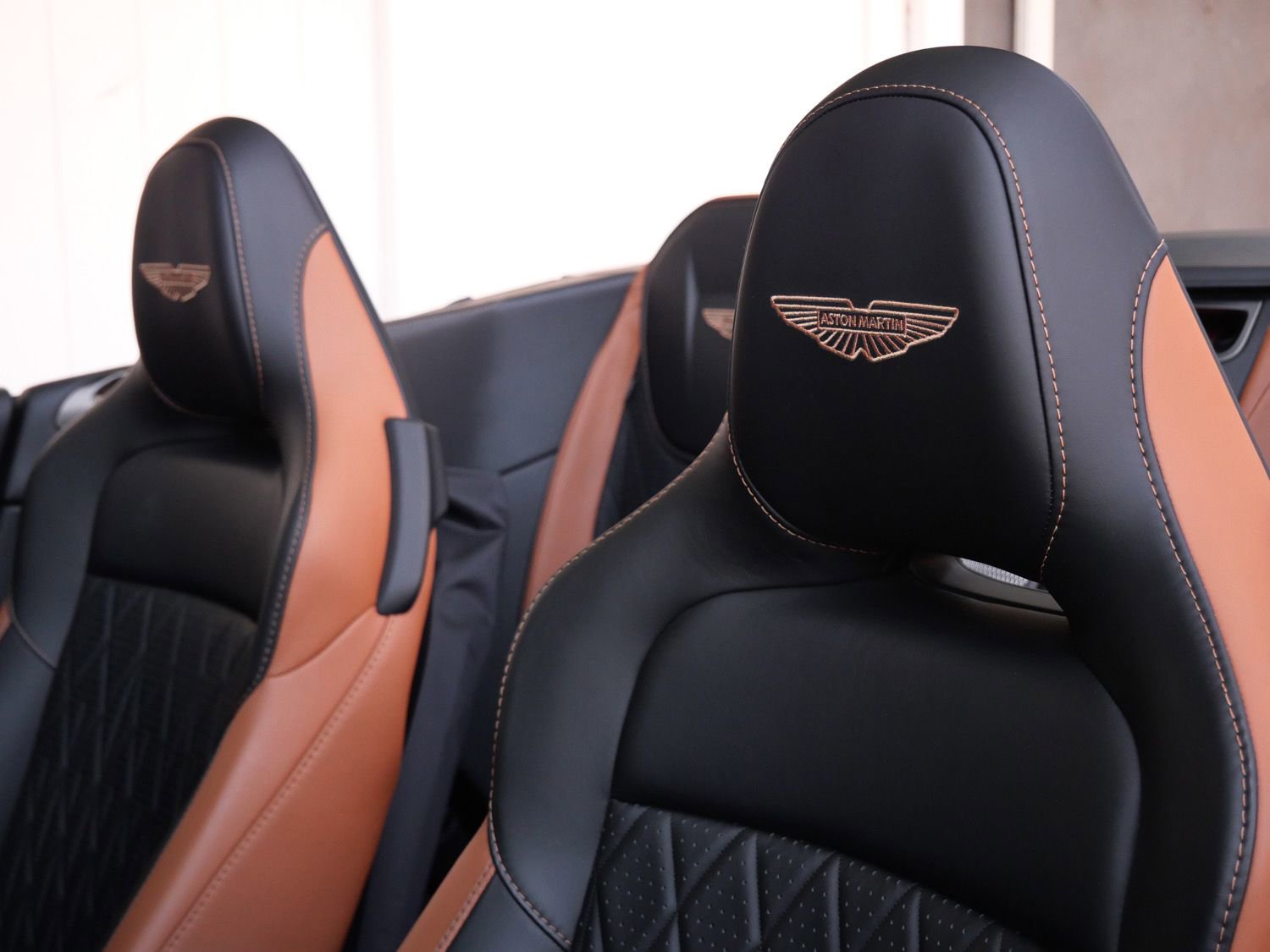 Used 2025 Aston Martin DB12 Convertible RWD image 5