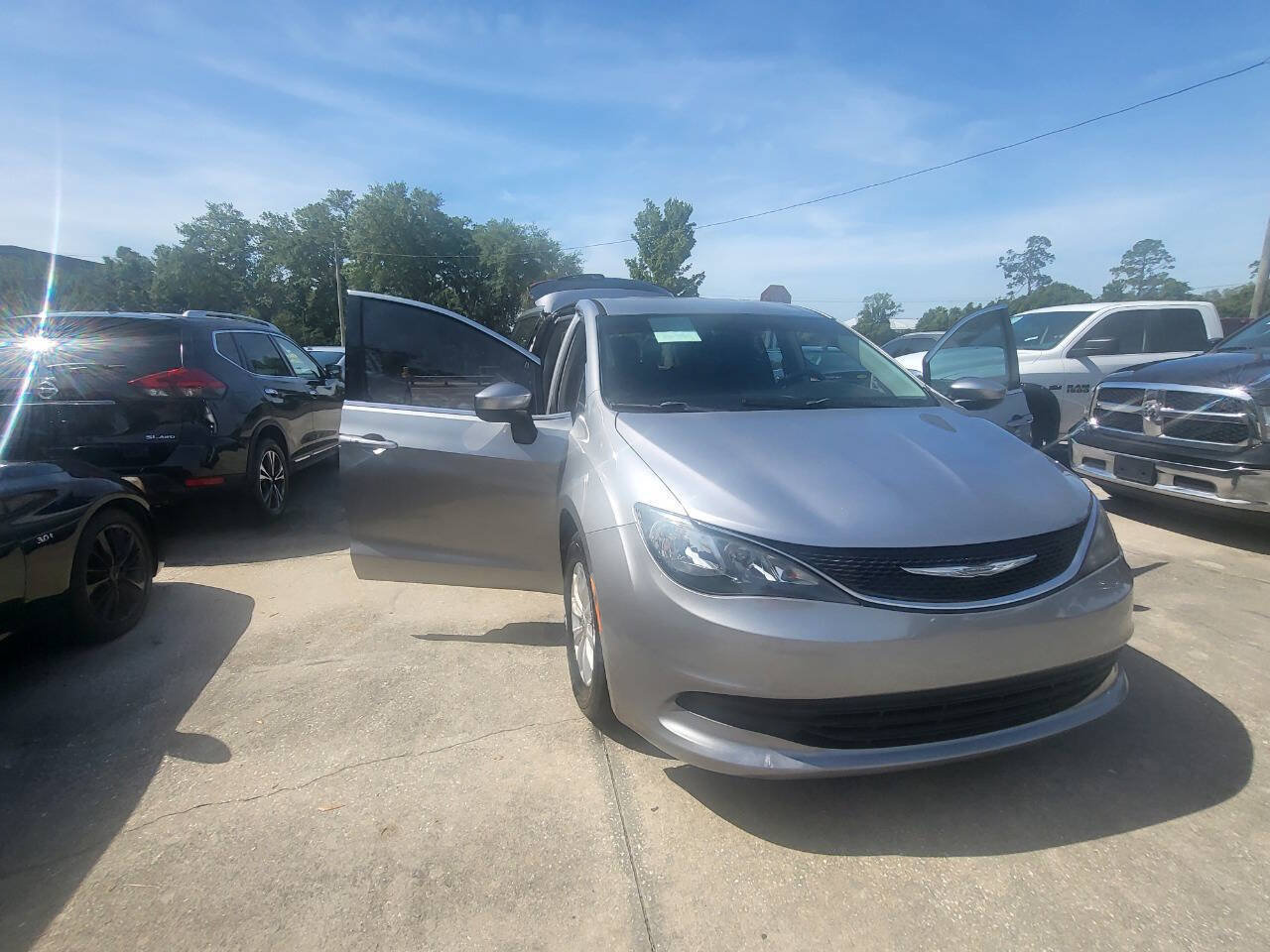 Used 2017 Chrysler Pacifica Touring w/ Tire & Wheel Group FWD image 91