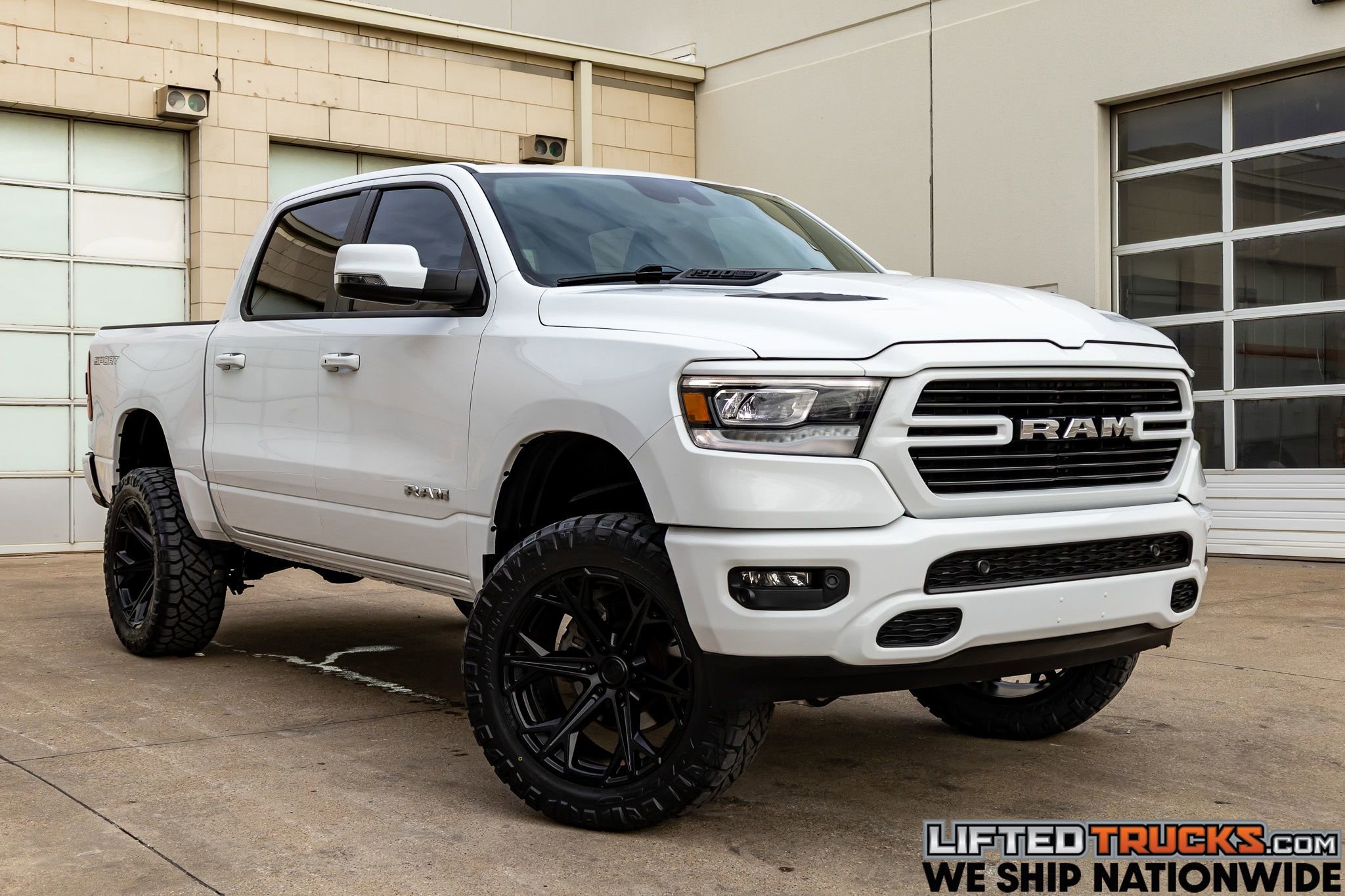 Used 2023 RAM 1500 Laramie AWD/4WD image 1