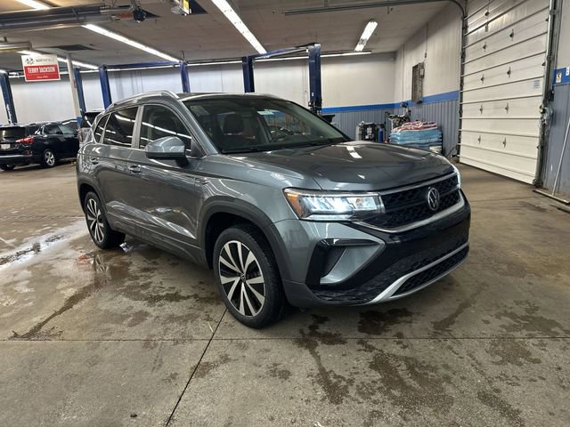 Used 2023 Volkswagen Taos SE w/ Panoramic Sunroof Package FWD image 12