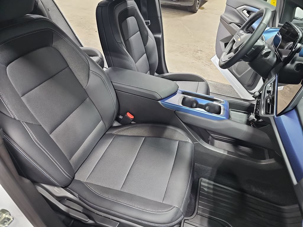 Used 2025 Chevrolet Equinox EV LT w/ LPO, All-Weather Mat Package FWD image 10