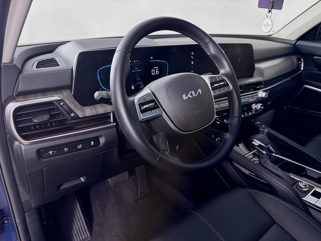 Used 2025 Kia Telluride EX w/ EX Captain's Chair Package FWD image 9