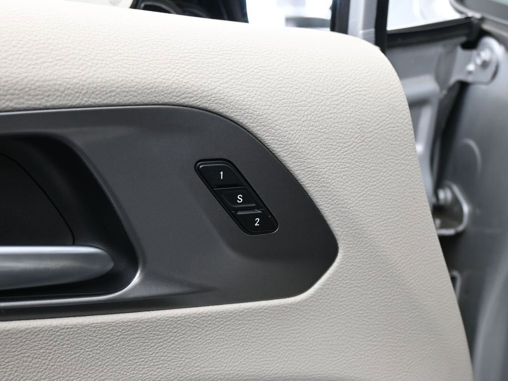 Used 2024 Chrysler Pacifica Select image 17