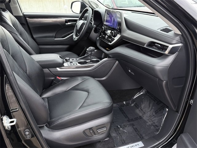 Certified 2025 Toyota Highlander Limited image 9