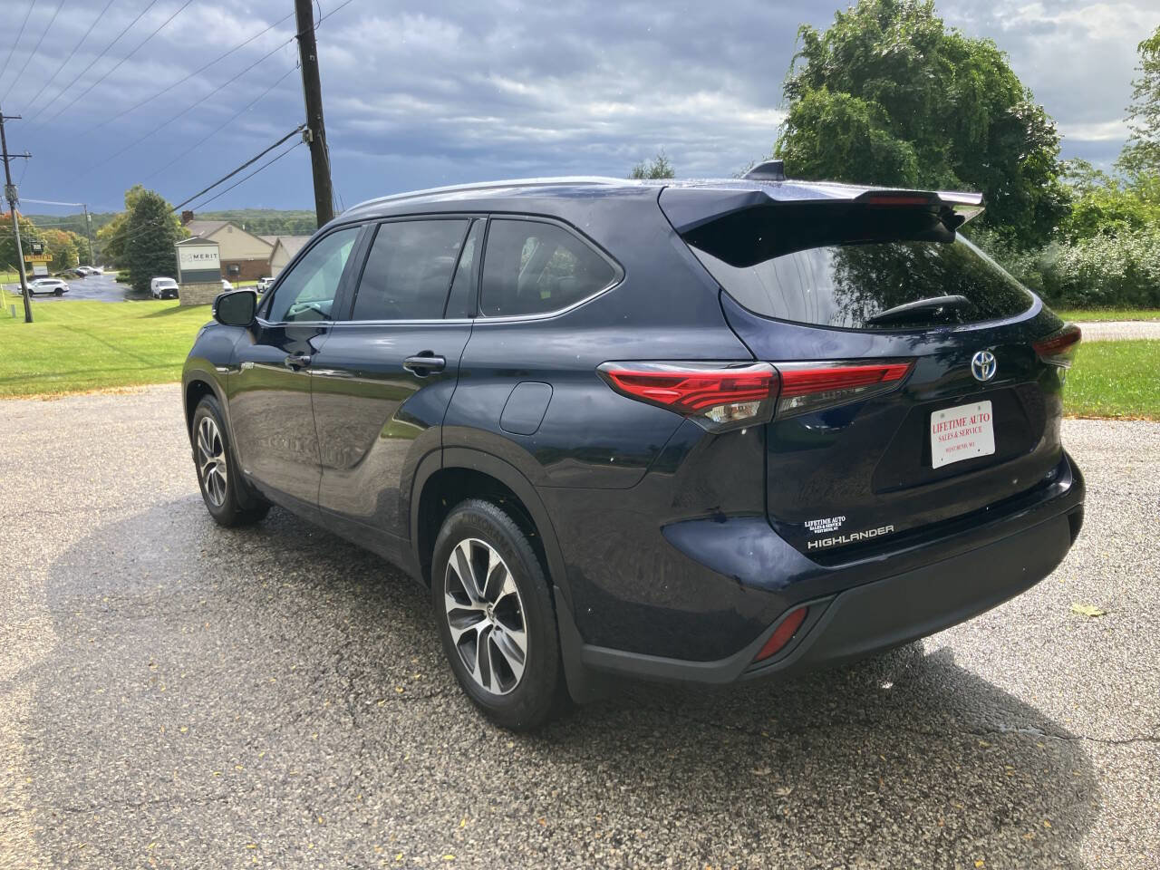 Used 2021 Toyota Highlander XLE image 3