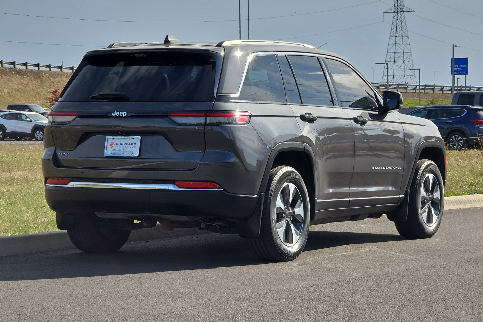 Used 2022 Jeep Grand Cherokee Limited 4xe w/ Luxury Tech Group II AWD/4WD image 3