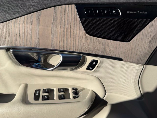 Used 2023 Volvo XC90 B6 Plus w/ Protection Package AWD/4WD image 15