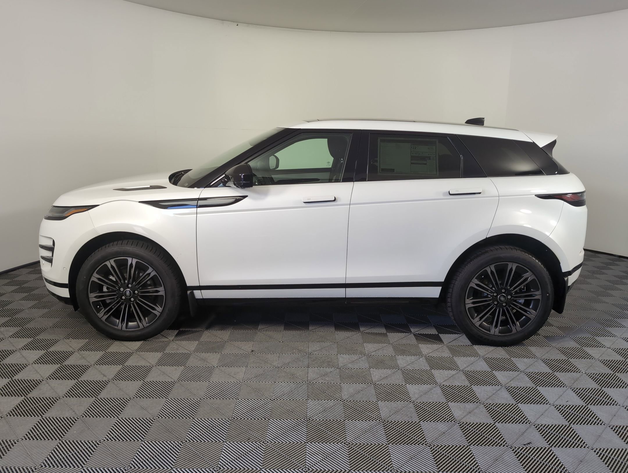 Used 2026 Land Rover Range Rover Evoque Dynamic SE image 2