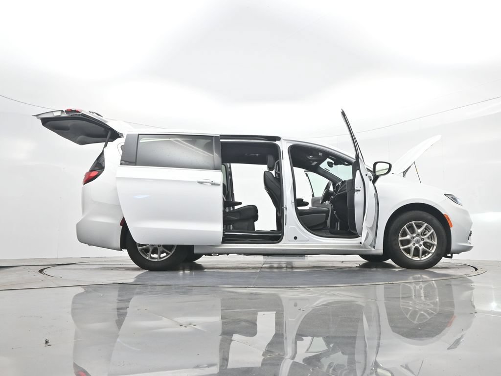 Used 2025 Chrysler Pacifica Select FWD image 45