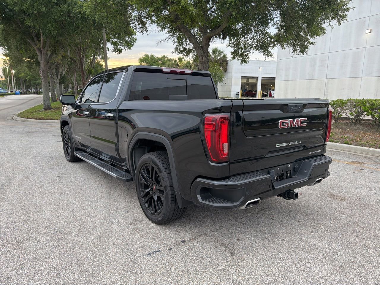 Used 2022 GMC Sierra 1500 Denali w/ Denali Carbonpro Edition AWD/4WD image 3