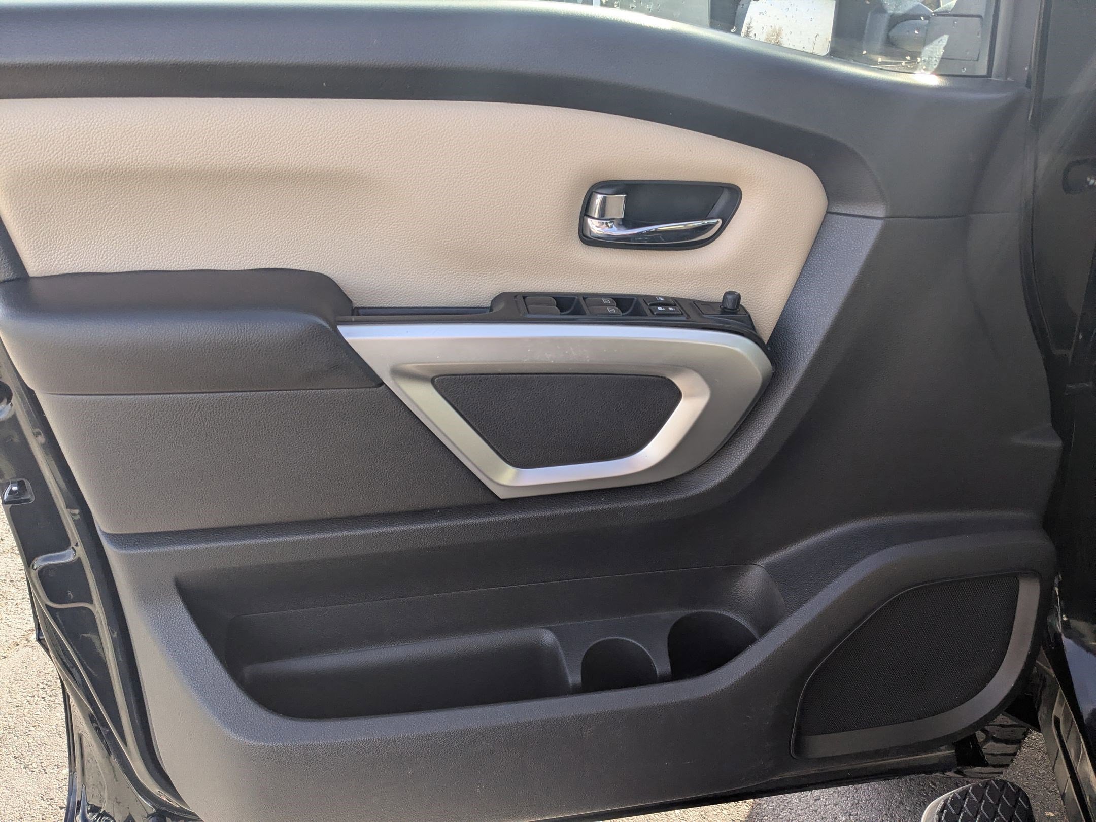 Used 2016 Nissan Titan SV image 14