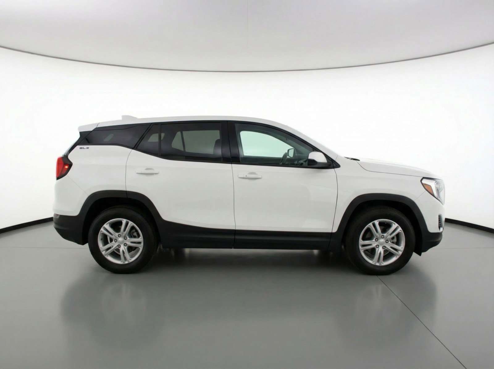 Used 2024 GMC Terrain SLE image 11