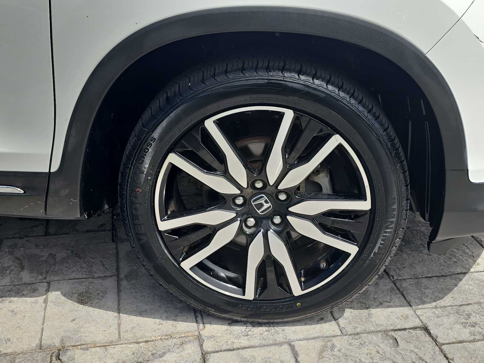 Used 2020 Honda Pilot Touring image 3