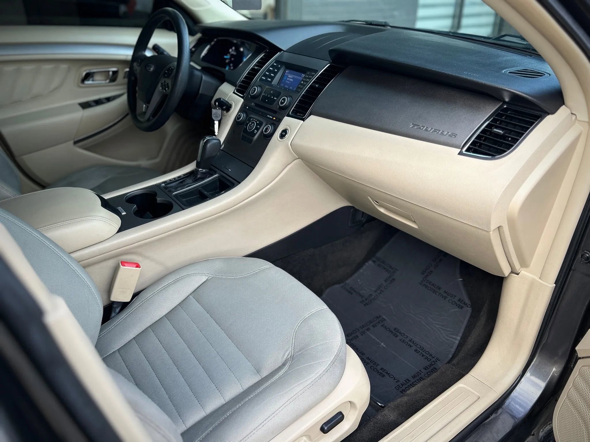 Used 2015 Ford Taurus SE image 23