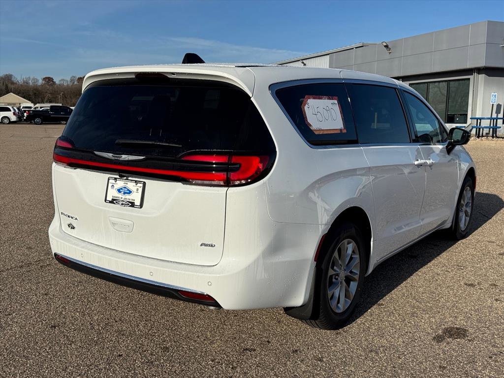 New 2026 Chrysler Pacifica Select AWD/4WD image 3