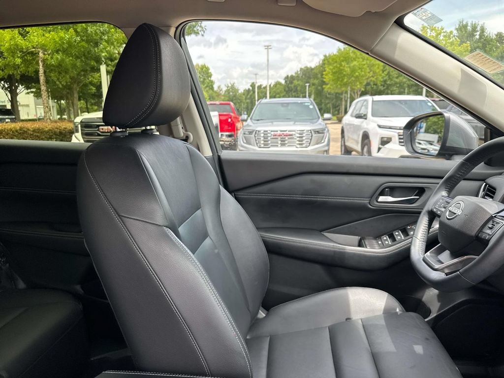 Used 2025 Nissan Rogue SL FWD image 14