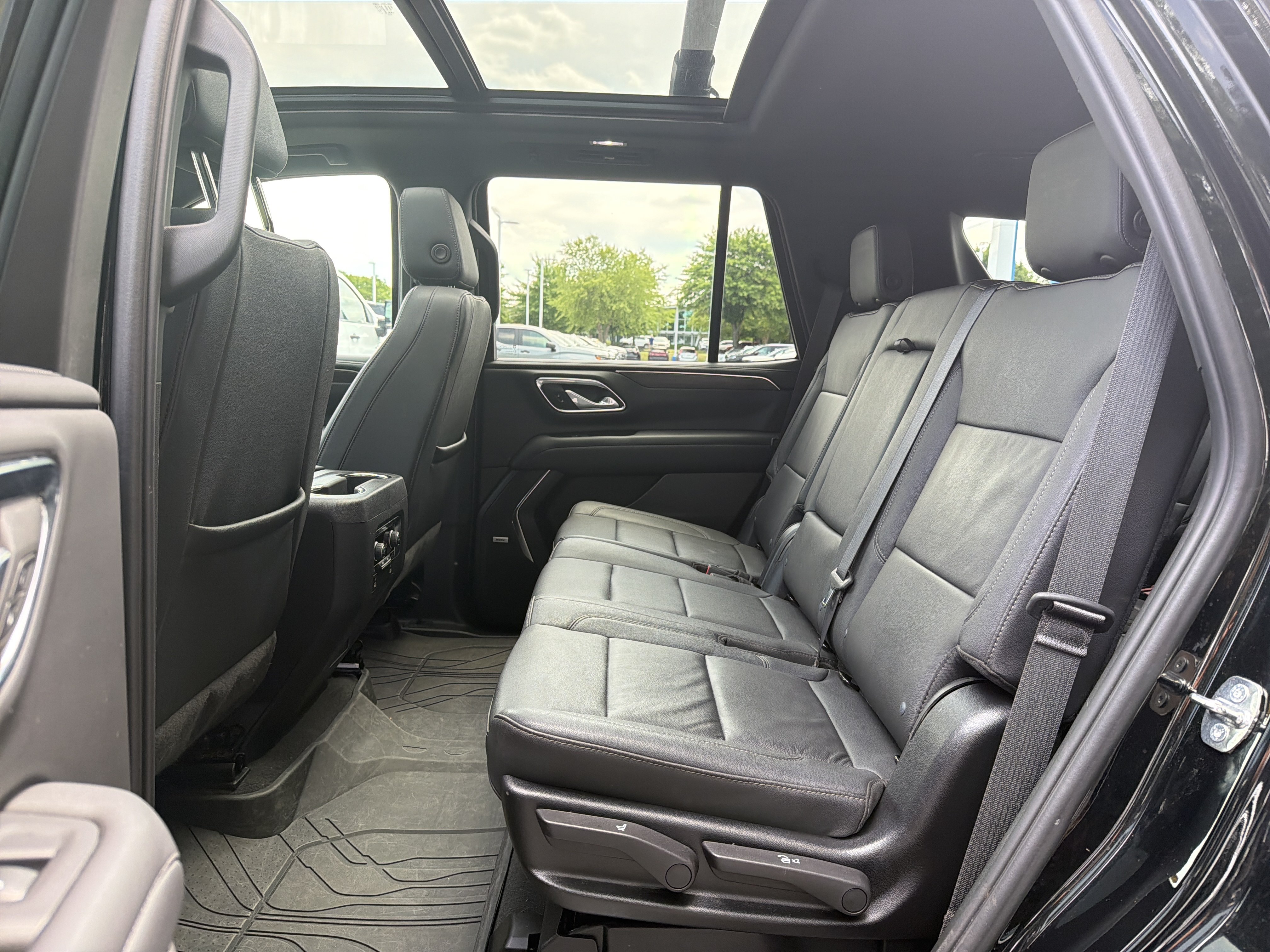 Used 2024 Chevrolet Tahoe Z71 w/ Luxury Package AWD/4WD image 32