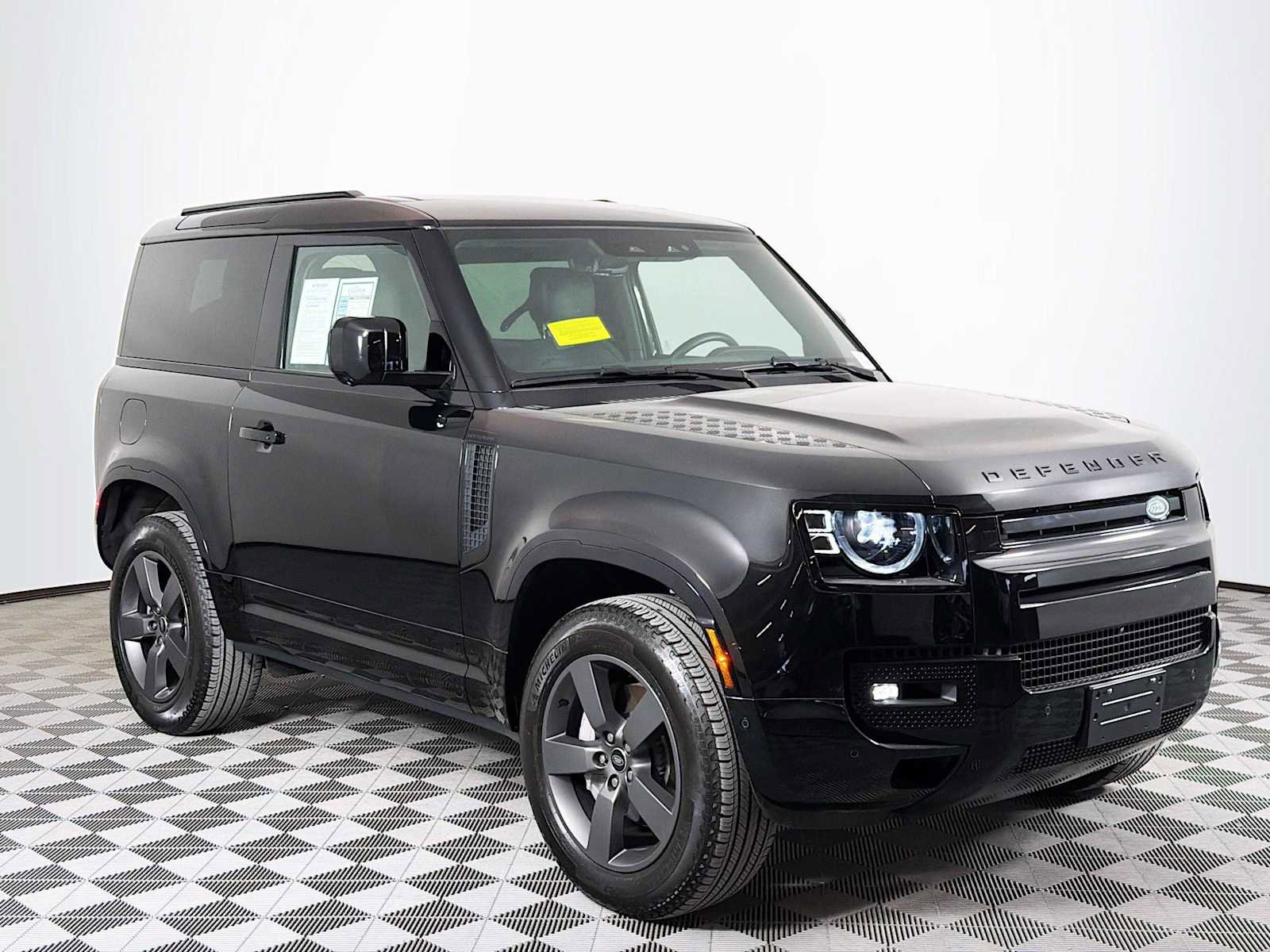 Used 2025 Land Rover Defender 90 X-Dynamic SE image 3