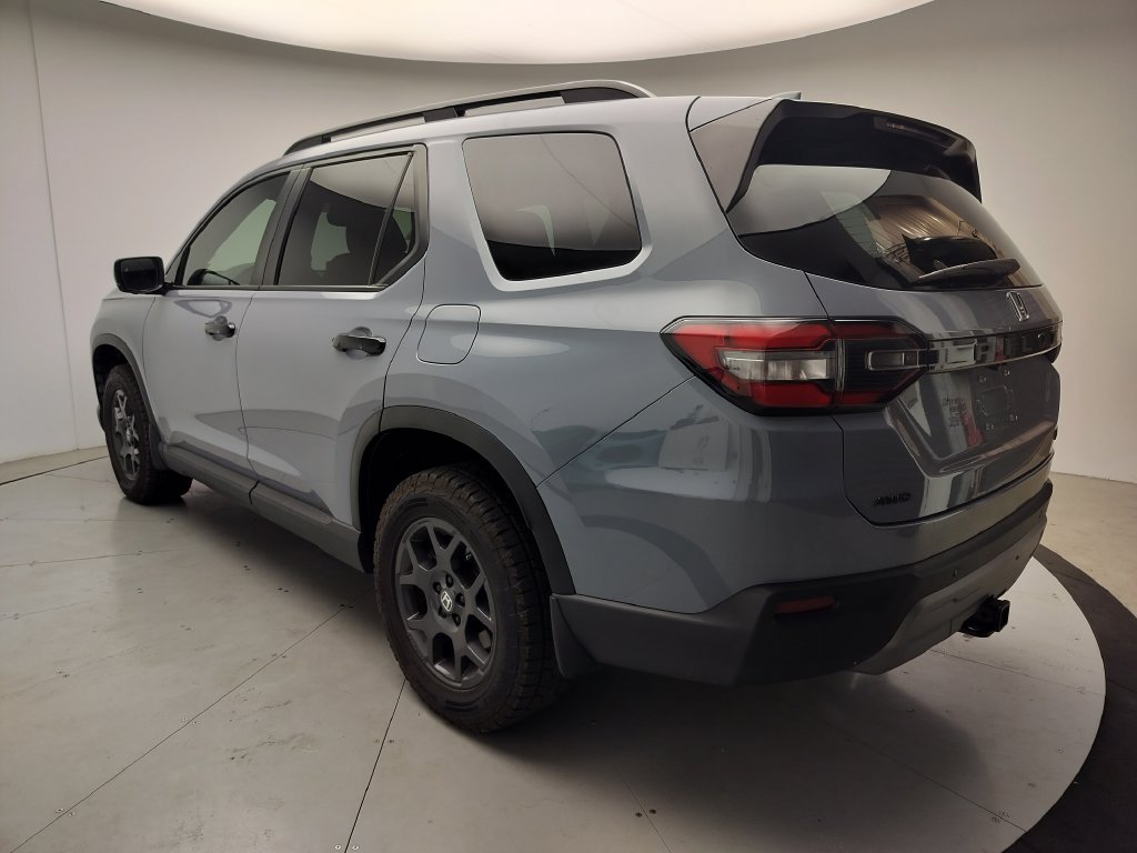 Used 2025 Honda Pilot TrailSport image 4