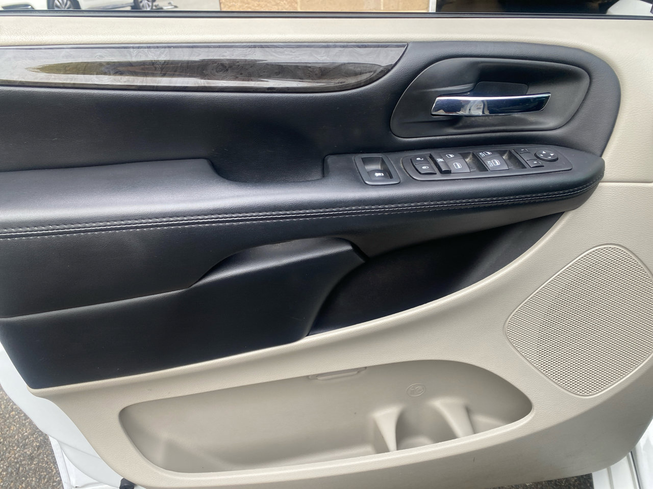 Used 2019 Dodge Grand Caravan SE w/ UConnect Hands-Free Group image 25