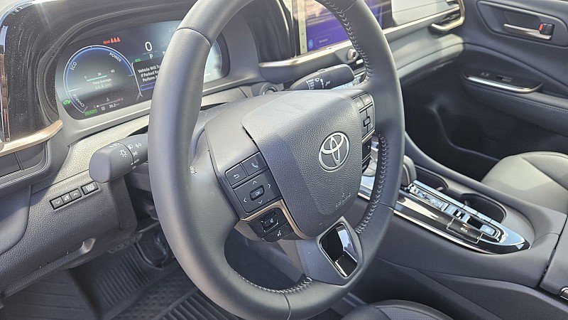 Used 2025 Toyota Crown AWD/4WD image 18