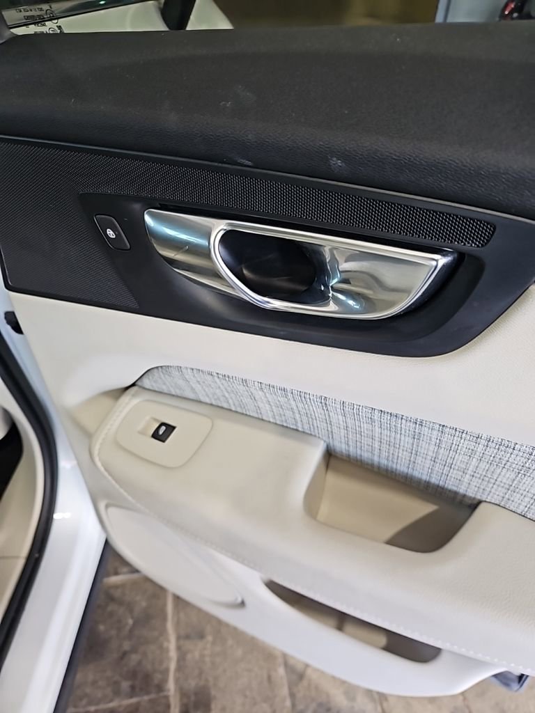 Used 2022 Volvo XC60 B5 Momentum image 16