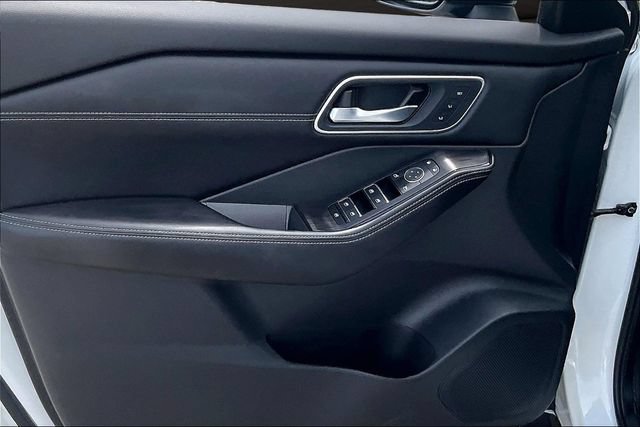 Used 2025 Nissan Rogue Platinum FWD image 21