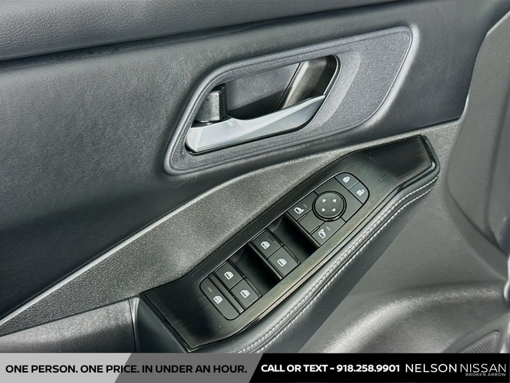 Certified 2025 Nissan Rogue SV FWD image 17