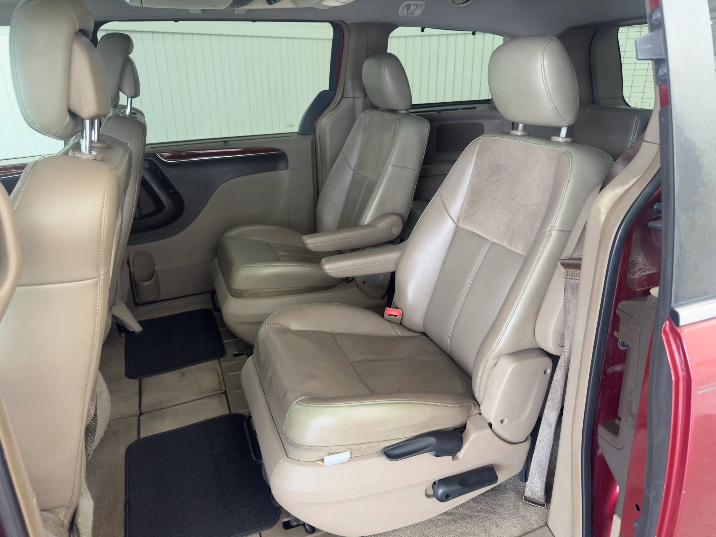 Used 2012 Chrysler Town & Country Limited w/ Luxury Group image 12