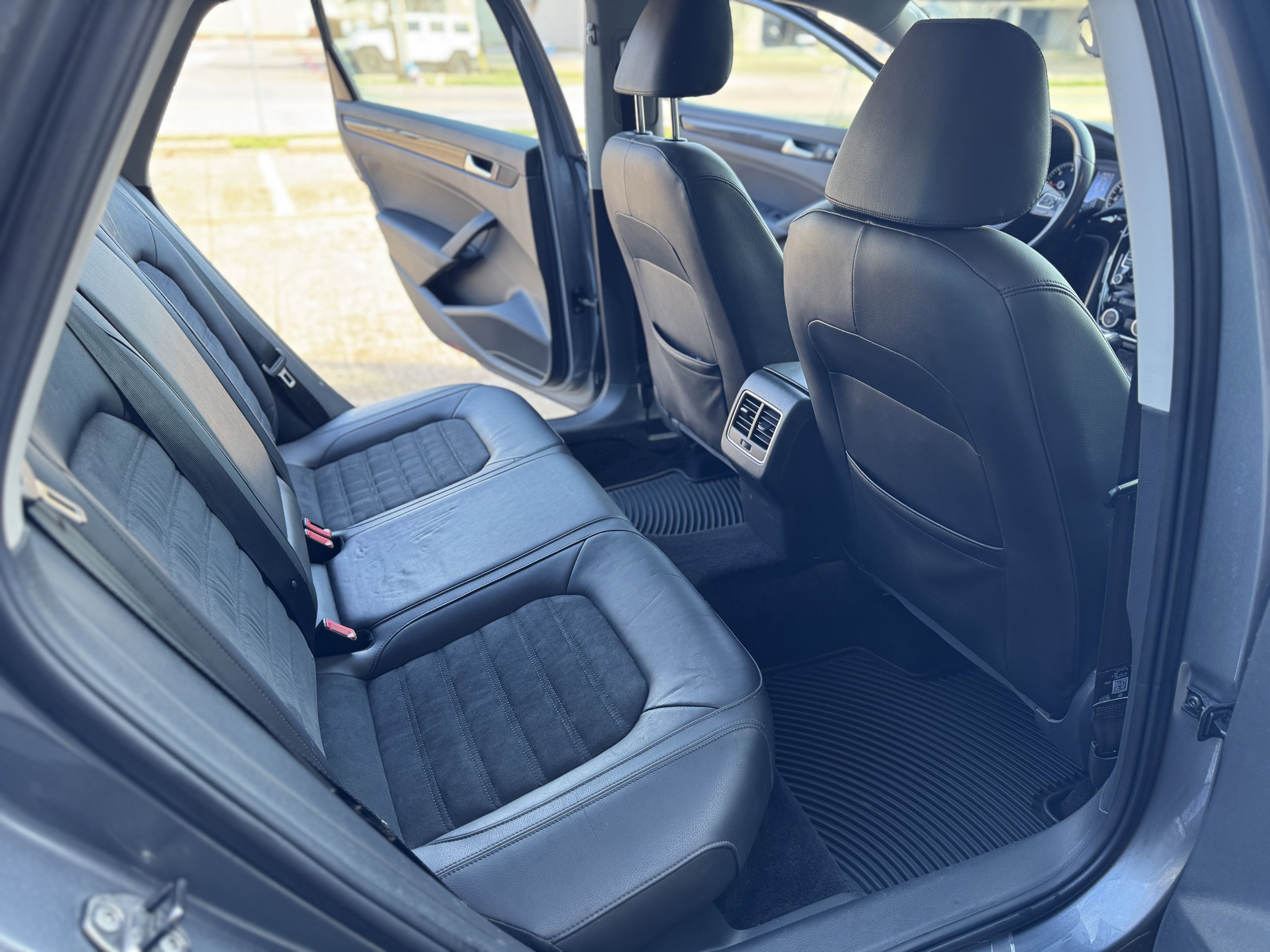 Used 2015 Volkswagen Passat TDI SEL Premium FWD image 25