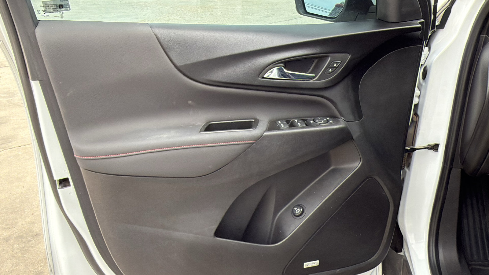 Used 2022 Chevrolet Equinox RS w/ RS Leather Package image 11